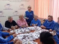 «Серебряные волонтёры» изготовили тысячу пакетов «Костёр в кармане» для участников СВО