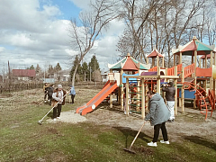 Сотрудники администрации Аркадакского района первыми вышли на весенний субботник