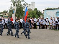 Новая учебная неделя в Аркадакском районе началась с гимна Российской Федерации и поднятия флага