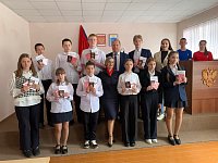 Юным аркадакцам в торжественной обстановке вручили паспорта