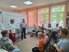 Депутат областной думы вручил аркадакским детям школьные наборы
