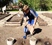 Проект «Добрый огород» Аркадакского центра соцобслуживания объединил детей и пенсионеров