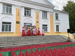 Аркадакские артисты подарили зрителям задушевные песни и яркие танцы