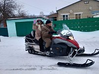 Информаторы участковых избирательных комиссий добираются до дальних сёл на снегоходе
