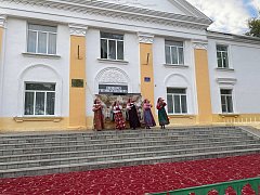 Аркадакские артисты подарили зрителям задушевные песни и яркие танцы