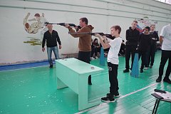 Аркадакские школьники стреляли по мишеням и проверяли свою меткость 