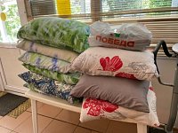Краснознаменцы нашили нижнее бельё и подушки для бойцов