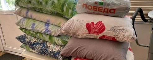 Краснознаменцы нашили нижнее бельё и подушки для бойцов