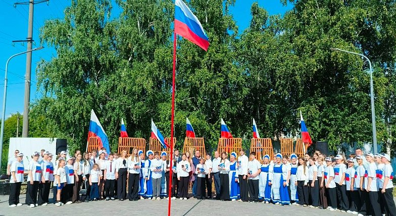 В сквере Юбилейный  города Аркадака состоялся праздник, посвященный Дню Государственного флага 