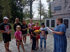 Краснознаменские школьники возложили цветы к памятнику в день 80-летия победы нашей армии под Курском