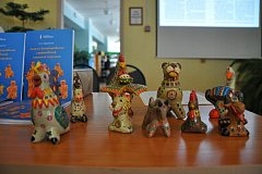Пётр Африкантов подарил Аркадакской районной библиотеке глиняные игрушки и свои авторские книги 