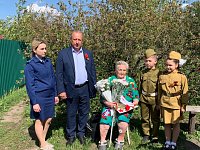 Представители аркадакской районной власти поздравили ветеранов на дому