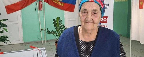 "Проголосовать - значит помочь своей стране и президенту", - говорит Валентина Халеева