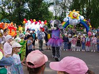 На площадке у районного Дома культуры аркадакские дети играли, пели, танцевали