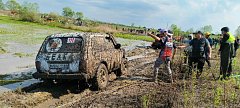 На Аркадакской земле внедорожники «месили» грязь и глину и бросали вызов водной стихии