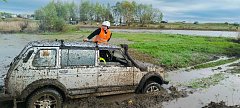 На Аркадакской земле внедорожники «месили» грязь и глину и бросали вызов водной стихии