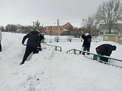 Алексеевские школьники очистили от снега территорию сельского памятника 