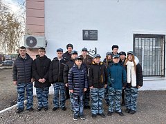 В Аркадаке сотрудники полиции и школьники почтили память погибшего участкового Адамяна 
