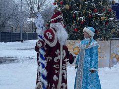 Уличный хоровод на площадке «Надежда» получился большим и громкоголосым