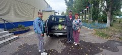 Краснознаменцы накрутили яблочный сок для бойцов