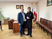 Глава района Николай Луньков вручил памятный знак сыну погибшего участника СВО