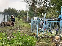 В Семёновке работники культуры стали инициаторами осенней уборки на кладбище