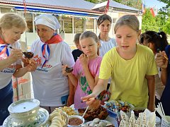 Аркадакцы получили в подарок по баночке варенья