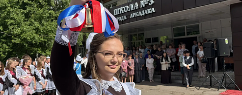 Аркадакские выпускники прощаются со школой под звон последнего звонка