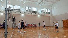 На волейбольной площадке аркадакского Дворца спорта царил дух соперничества