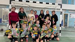 Победу в турнире по мини-футболу юные аркадакские спортсмены подарили своим мамам