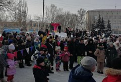 На городской площади Аркадака весело и радостно проводили Зиму