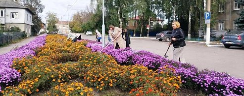 Работники школы искусств работают не только кистью, но и граблями