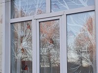 На окнах детского сада «Светлячок» появились новогодние узоры