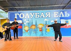 В лагере "Голубая ель" дети проводят время весело и интересно