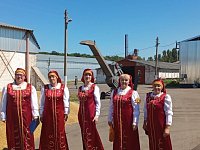 Росташовские "Сударушки" выступили с концертом на току