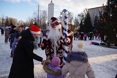 Аркадакцы водили Рождественский хоровод на городской площади 