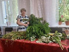 Аркадакские женщины собирают травяные сборы для защитников