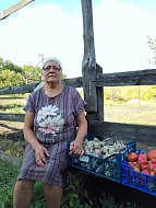 Жительница села Семёновки по-матерински благословляет поезда с бойцами, идущими на СВО