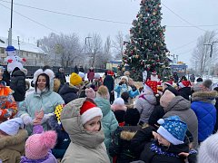 Уличный хоровод на площадке «Надежда» получился большим и громкоголосым