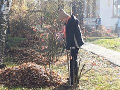 Трудовой десант из учеников и педагогов Баклушинской школы  навёл порядок и чистоту