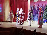 На сцене районного Дома культуры для детей прошёл новогодний спектакль «Подарок Деду Морозу»