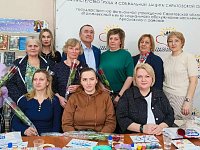 В Аркадаке депутат облдумы поздравил матерей и жён военнослужащих с весенним праздником