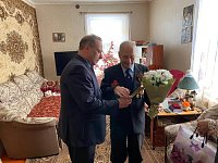 Василий Иванович Зотов, житель села Росташи, ветеран войны, участник битвы под Москвой, принимал поздравления с Днём защитника Отечества.