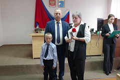 В Аркадаке семьям погибших участников СВО вручили памятные знаки