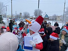 Уличный хоровод на площадке «Надежда» получился большим и громкоголосым