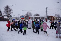 В городском парке "Юбилейный" для детей прошла игровая программа «Зимние забавы со Снеговиком»  