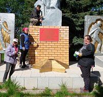 В Новосельском ко Дню Победы благоустроили сельский мемориал