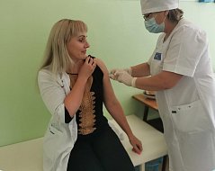 Сотрудники Аркадакской районной больницы начали утро с вакцинации от гриппа