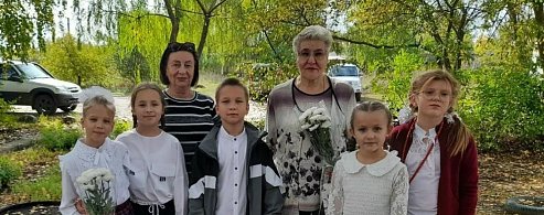 Аркадакские  школьники поздравляли ветеранов педагогического труда