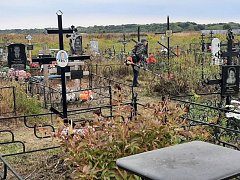 В Семёновке работники культуры стали инициаторами осенней уборки на кладбище